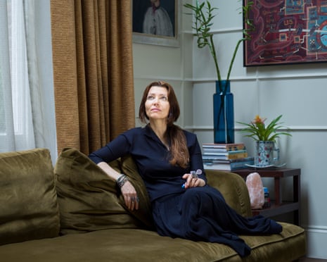 رماننویس الیف شافاک روی یک مبل.