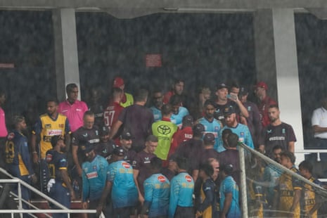 श्रीलंका के खिलाड़ी पल्लेकेले, श्रीलंका में अपने पहले टी20 क्रिकेट मैच में जीत पर इंग्लैंड के अपने समकक्षों को बधाई देते हैं।