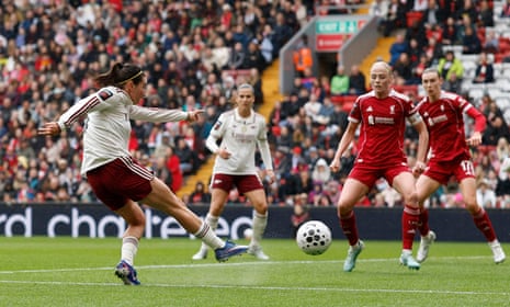 Arsenal's Mariona Caldentey scores their second goal.
