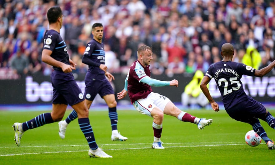 Jarrod Bowen le da al West Ham una ventaja de 2-0 contra el Manchester City en mayo, antes de que los campeones volvieran a empatar.