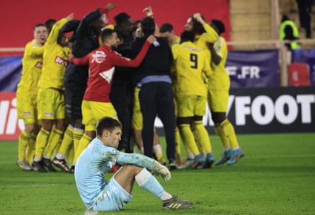 Le gardien monégasque Thomas Didillon réfléchit alors que les joueurs de Rodez célèbrent