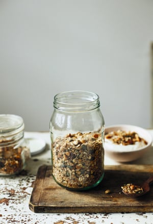 Autumn granola with hazelnuts, rye, spelt and dates