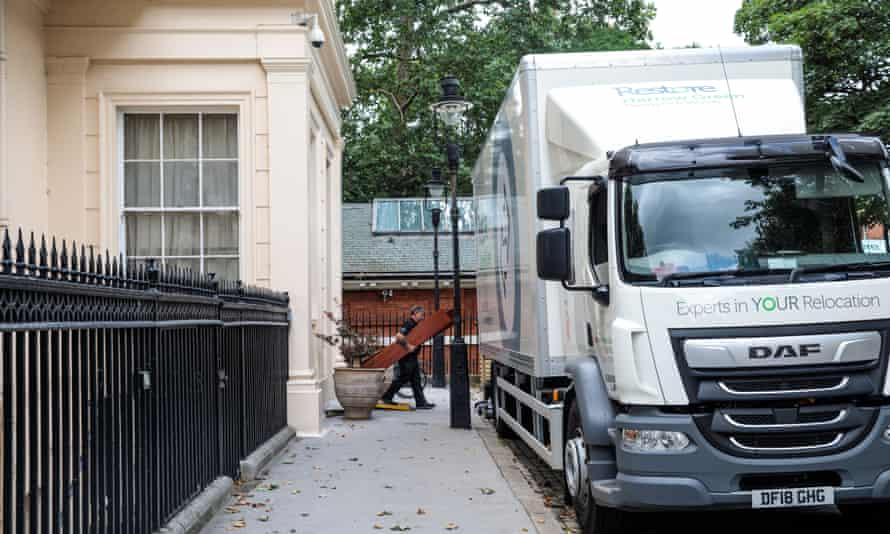Removal men take out belongings from the foreign secretary’s grace-and-favour residence in Carlton Gardens near Buckingham Palace