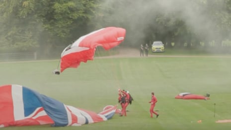 Red Devils parachutists at Chequers