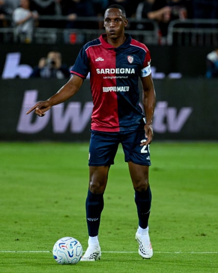 Yerry Mina controls the ball during the Serie A match between Cagliari and Juventus