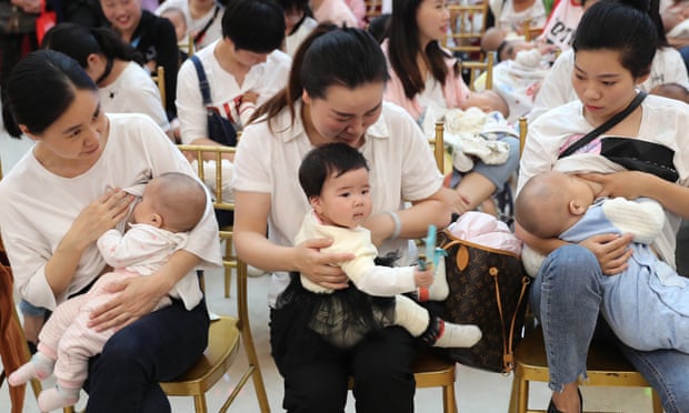 Mothers attend a breastfeeding public welfare activity in Xiangyang