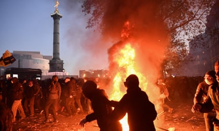 Gli incendi bruciano a Parigi durante una manifestazione contro una legge sulla sicurezza globale che proibisce la distribuzione di foto della polizia in determinate circostanze.