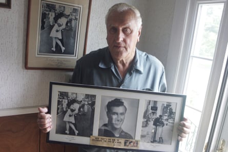 George Mendonsa, The Kissing Sailor in famous photograph, dies at 95