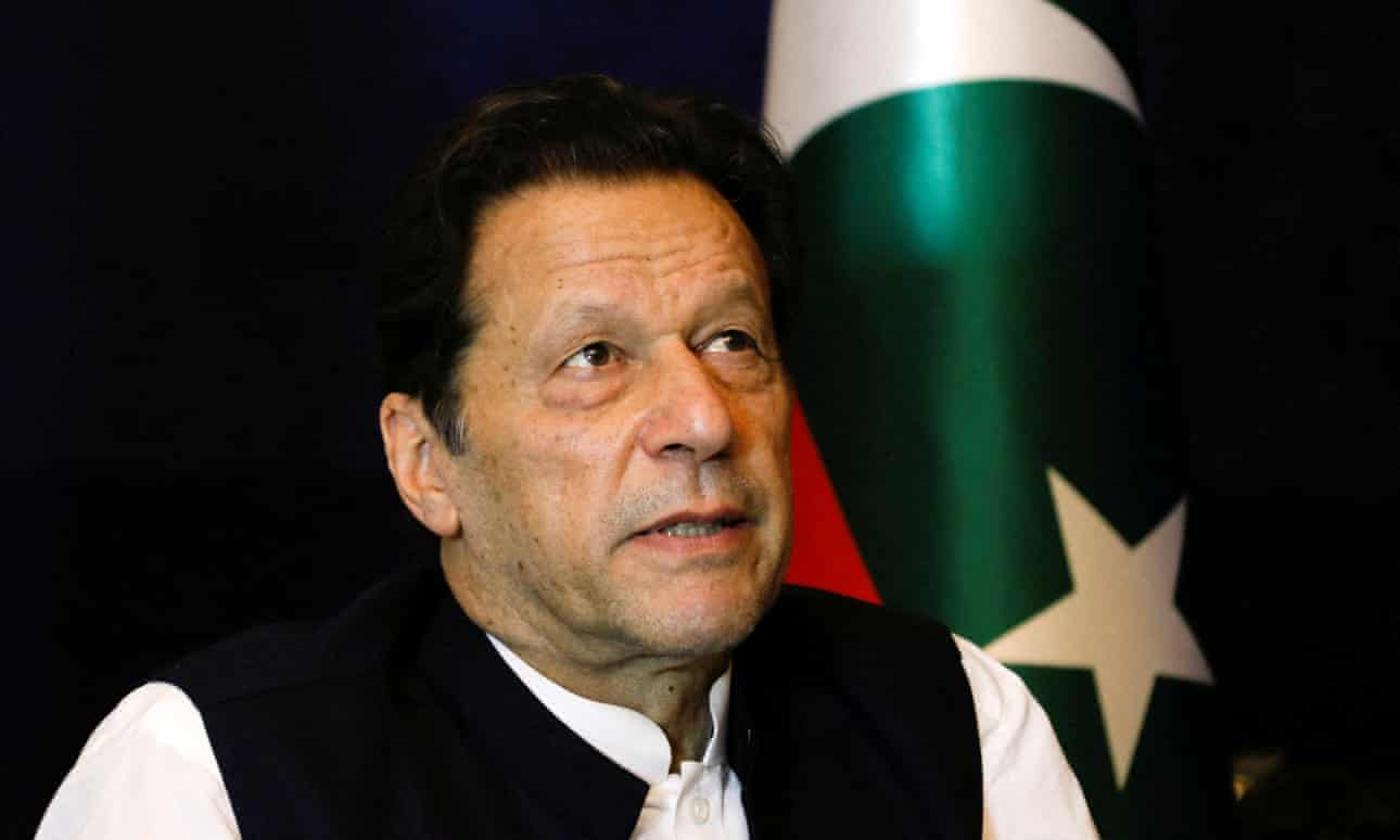 Los jueces pakistaníes dicen que la agencia de inteligencia los amenazó por Imran Khan.