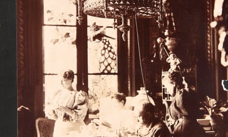An image of the dining room at Médan by Émile Zola.