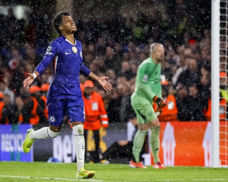 Marc Guiu celebra gol pelo Chelsea contra o Ajax na Champions League