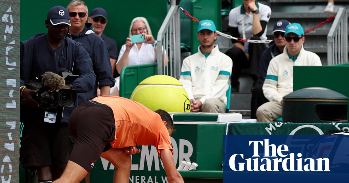 Medvedev smashes racket then bins it during 6-0, 6-0 loss in Monte Carlo
