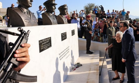 Ο πρόεδρος Νίκος Χριστοδουλίδης και μια γυναίκα επιθεωρούν τις προτομές τριών ανδρών με στρατιωτική στολή