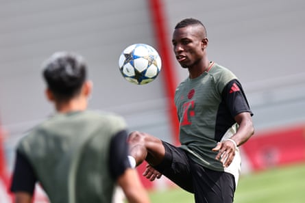 Nicolas Jackson training with Bayern Munich