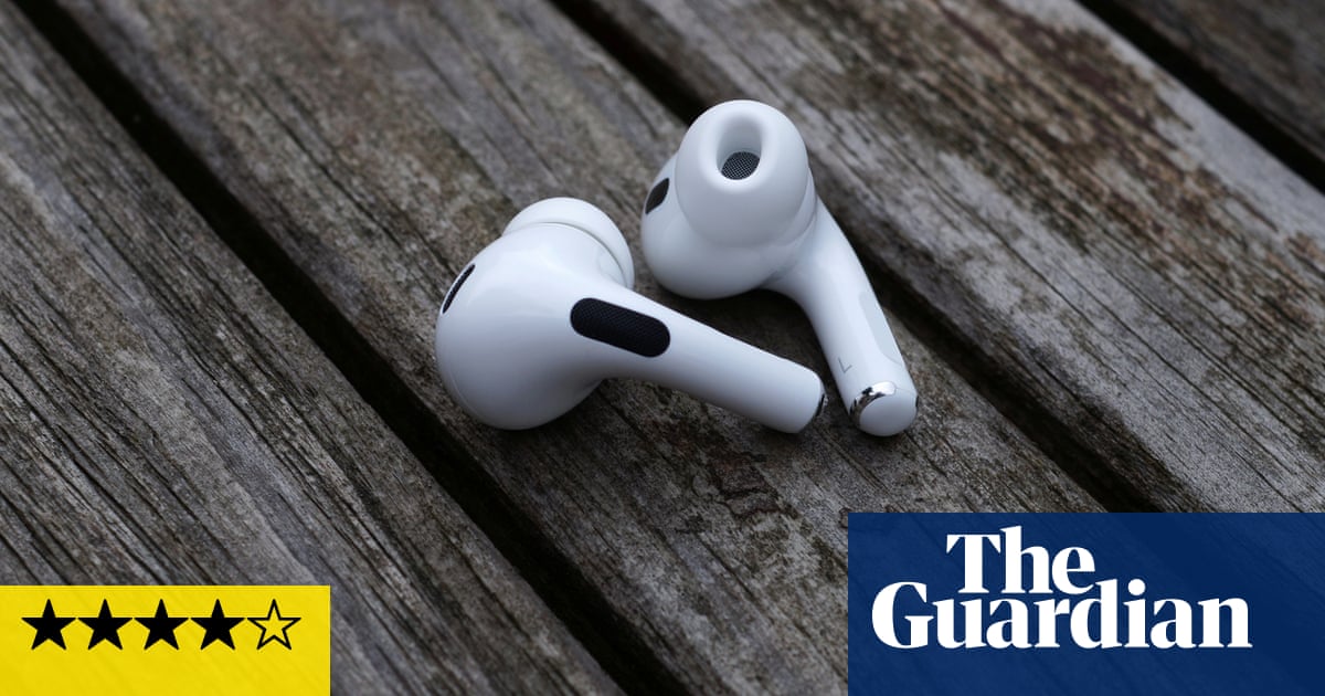 Mortal violación segundo AirPods Pro 2 review: best Apple earbuds yet are missed opportunity | Apple  | The Guardian