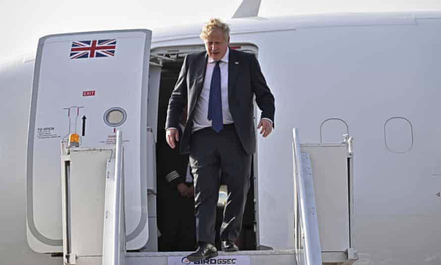 While boarding a flight to India, Johnson cast doubt on the prospects for a negotiated peace in Ukraine, comparing it to holding talks with a “crocodile”.