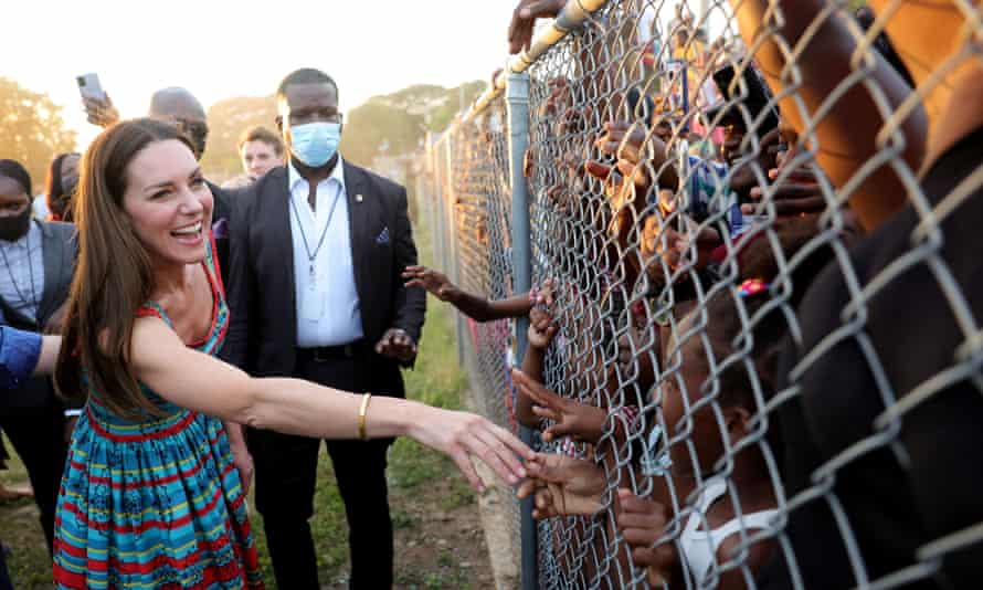 دوقة كامبريدج تصافح الأطفال أثناء انتقالهم إلى مدينة ترينش تاون.