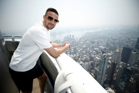 L'Écossais Josh Taylor pose lors d'une séance photo mardi au sommet de l'Empire State Building avant son combat pour le titre des poids welters juniors WBO contre l'Américain Teófimo López.