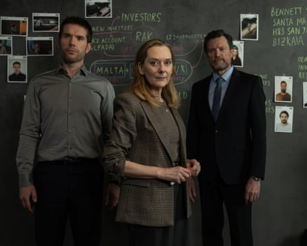 Liam Boylan (DÓNALL Ó HÉALAI), Norah Dillon (CATHY BELTON) and Martin Dunlop (STEVE WALL) stand in front of an evidence board.