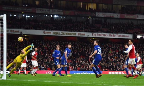Hectór Bellerín makes late amends for Arsenal after Chelsea comeback