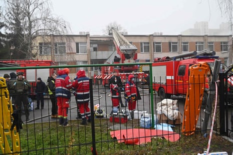 Los equipos de rescate trabajan cerca del lugar del accidente.