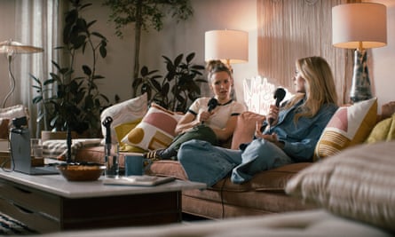 ‘I apologise for my sister’ … Kristen Bell as Joanne and Justine Lupe as her sister Morgan in Nobody Wants This