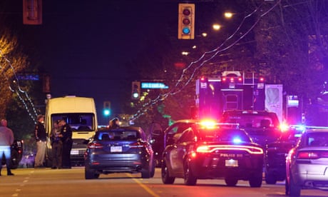Policiais, carros e veículos de serviços de emergência podem ser vistos no local onde um veículo atropelou uma multidão em Vancouver, Canadá.