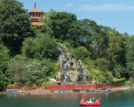 Peasholm Park has an oriental theme.