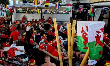 Aficionados de Gales reunidos en Tenerife para ver los partidos del Mundial.
