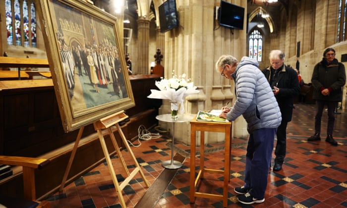 Members of the public leave messages of condolences for Queen Elizabeth II at St Andrew’s Cathedral in Sydney, Australia.