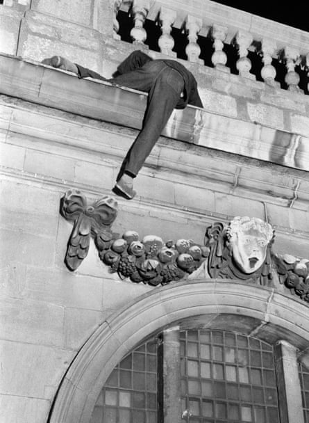 إحدى الصور الفوتوغرافية التي التقطها جون بولمر للطلاب وهم يتسلقون ليلاً على سطح أحد المباني التاريخية بجامعة كامبريدج، حوالي يونيو 1959.