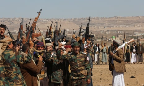 Combatientes hutíes y partidarios tribales en una protesta cerca de Saná, Yemen, el fin de semana pasado contra los ataques contra objetivos hutíes.