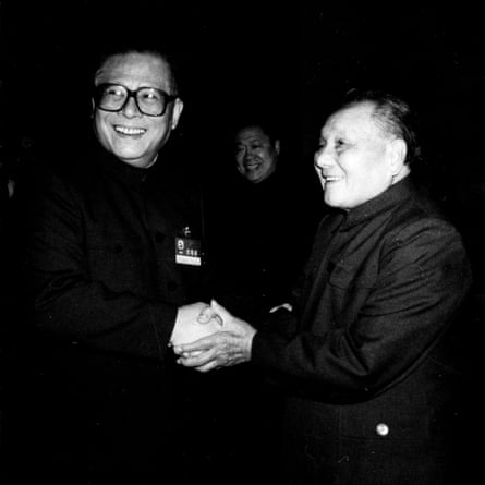 Jiang Zemin, left, with the former Chinese leader Deng Xiaoping in 1989. Jiang continued the dismantling of Maoist China that Deng had begun.