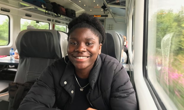 Daisy Ari sur un chemin de fer irlandais à Longford.