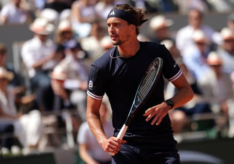 Alex Zverev caminha até o set de abertura.