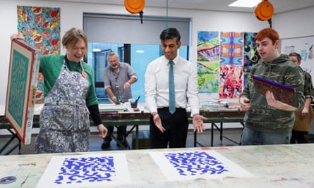 Rishi Sunak visite la Northern School of Art à Hartlepool, en Angleterre.