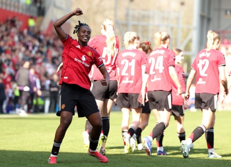 मेल्विन मलार्ड ने एवर्टन के खिलाफ मैनचेस्टर यूनाइटेड का दूसरा गोल करने का जश्न मनाया