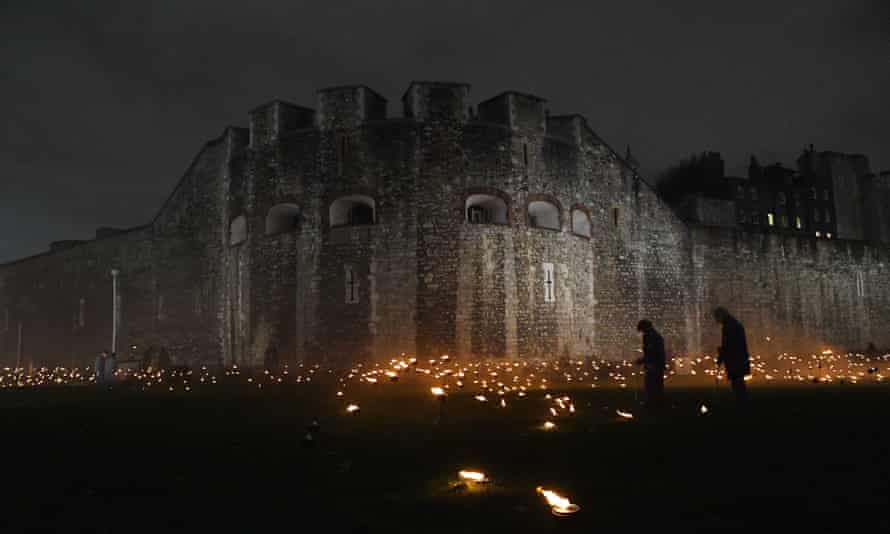Des milliers de torches enflammées dans les douves entourant la Tour de Londres