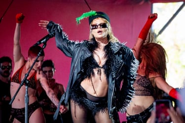 Luísa Sonza in black bikini and jacket performs on stage
