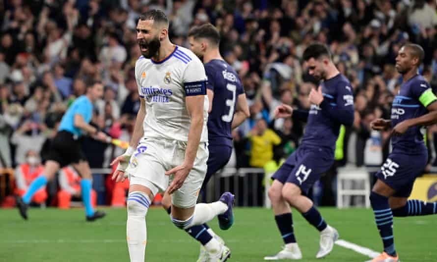 Karim Benzema, Şampiyonlar Ligi yarı final rövanş maçında Manchester City'ye attığı golü kutluyor.