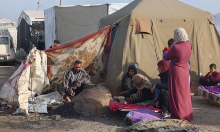 نازحون فلسطينيون يخبزون الخبز في مخيم مؤقت في رفح بالقرب من الحدود مع مصر.