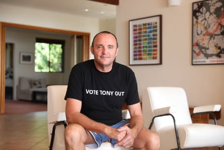 Manly resident Mark Kelly has sold more than 6,000 Vote Tony Out T-shirts.