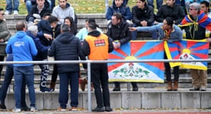 A Chinese spectator attempts to tear away a Tibetan flag which was raised at the game betweens TSV Schott Mainz and China’s U20 team.