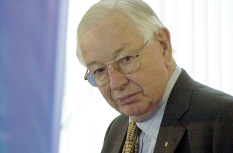 उच्च न्यायालय के पूर्व मुख्य न्यायाधीश, सर एंथोनी मेसन, मार्च 2002 में चित्रित।