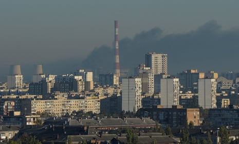 La fumée monte à la périphérie de la ville de Kyiv lors d'une attaque russe.