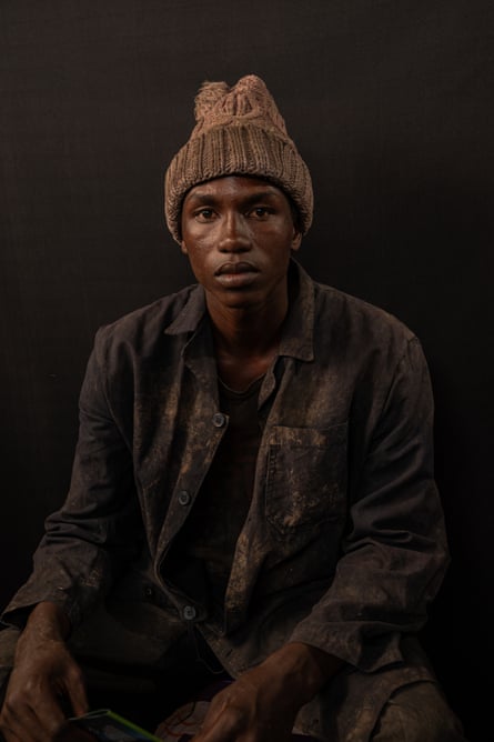 A vida na maior lixeira do Quénia: os trabalhadores invisíveis que separam o lixo do mundo