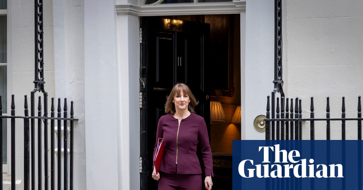 How might Rachel Reeves target lawyers, accountants and doctors in her budget?