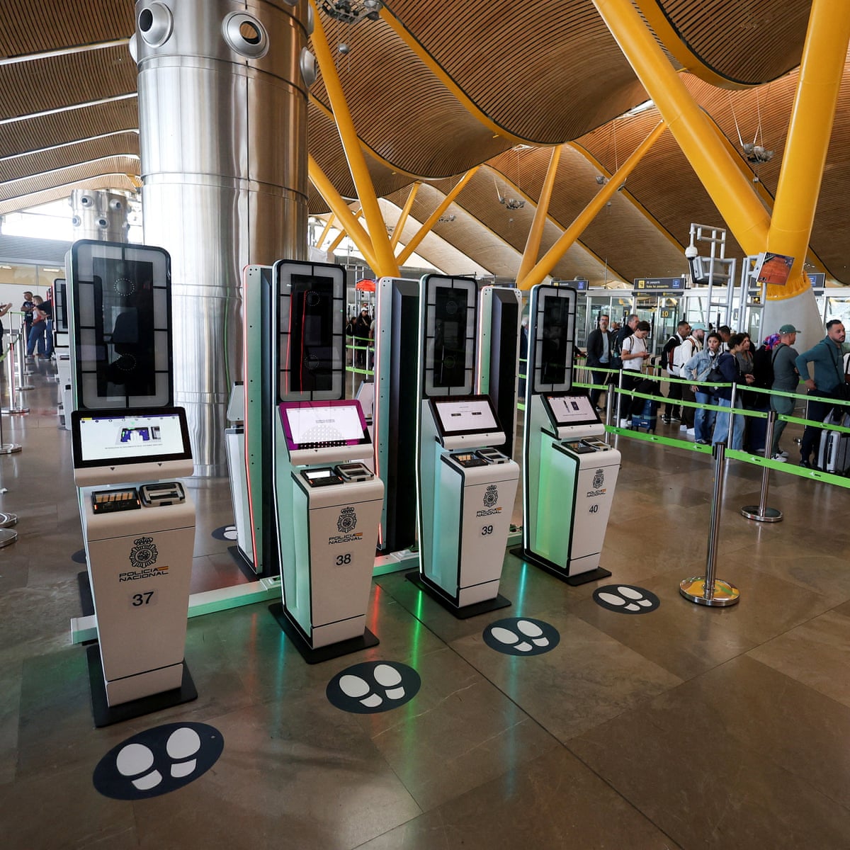 Travellers to EU face renewed queues as border-check flexibility rules expire