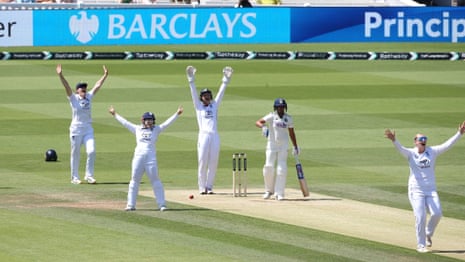 Η Sophie Ecclestone of England Women γιορτάζει την κατάκτηση του wicket του Harmanpreet Kaur της Ινδίας.