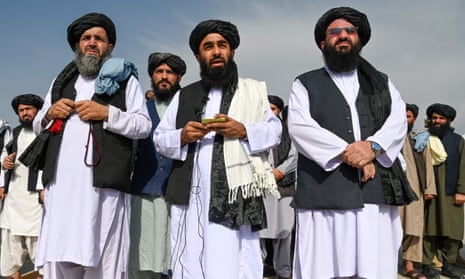 Taliban spokesman Zabihullah Mujahid (centre) speaking at Kabul airport, 31 August 2021.